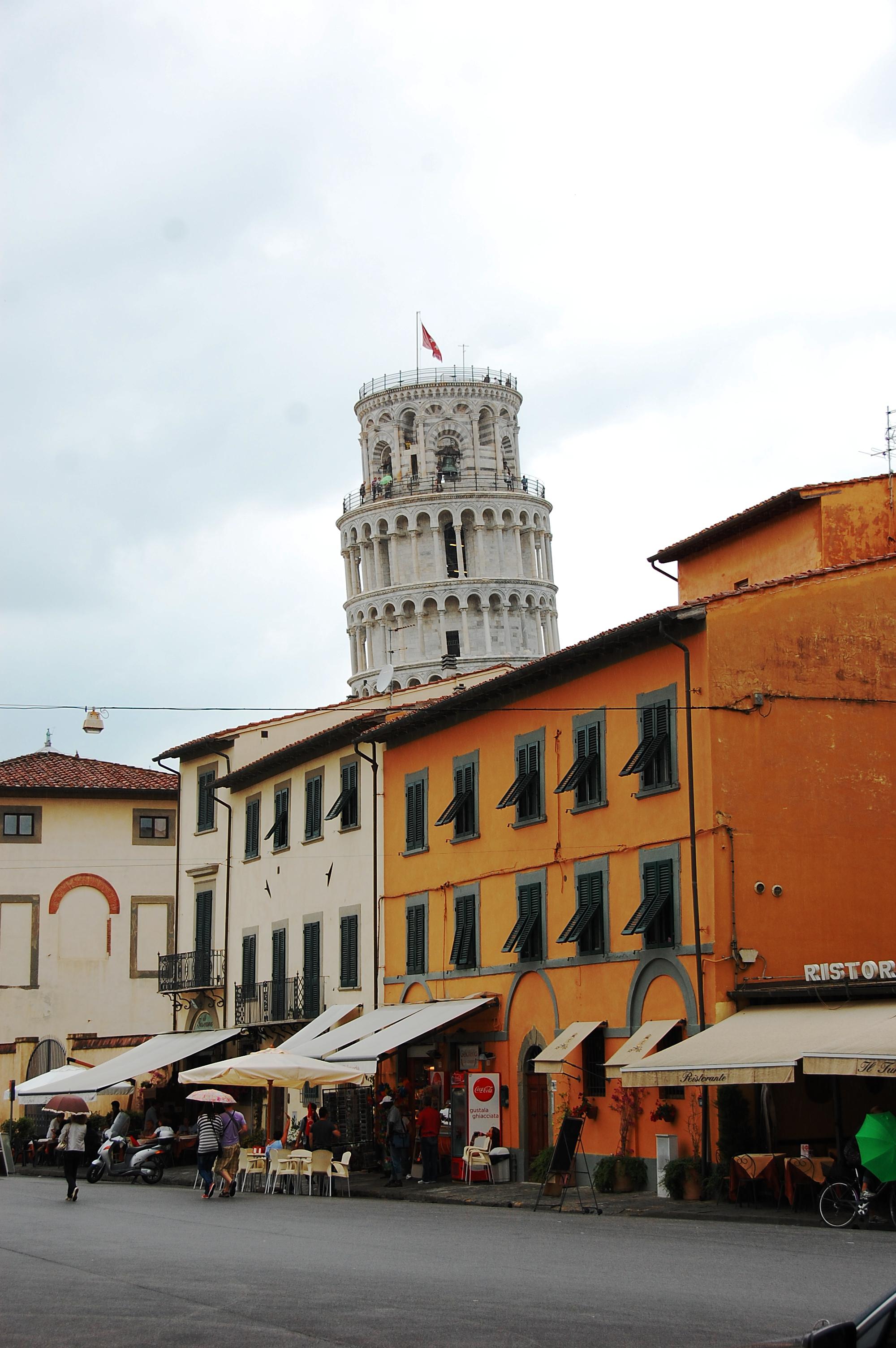 Marktplatz mit Turm - Pisa